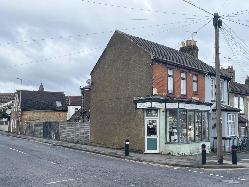 Lot: 11 - COMMERCIAL AND RESIDENTIAL INVESTMENT -